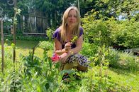 Re: – Heilpraktikerin Annette Knell aus der bayrischen Oberpfalz sammelt Kräuter.