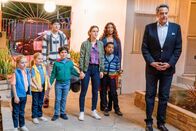 Single Parents – (v.l.n.r.) Amy Fogerty (Ella Allan); Emma Fogerty (Mia Allan); Miggy Park (Jake Choi); Graham D'Amato (Tyler Wladis); Angie D'Amato (Leighton Meester); Poppy Banks (Kimrie Lewis, oben); Rory Banks (Devin Trey Campbell, unten); Douglas Fogerty (Brad Garrett)