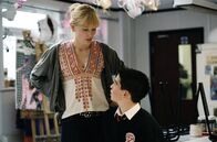 Tagebuch eines Skandals – Sheba (Cate Blanchett, links) gibt dem talentierten Steven (Andrew Simpson, rechts) Nachhilfeunterricht in Kunst. Noch mehr als für die Kunst interessiert sich der Schüler aber für seine Lehrerin.