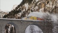 Traumzüge – Im Winter muss regelmäßig meterhoher Schnee von der Bahnstrecke geräumt und die Tunnel der Albula- und der Berninalinie von Eis befreit werden.