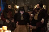 What We Do in the Shadows – (v.l.n.r.) Nandor (Kayvan Novak); Nadja (Natasia Demetriou); Laszlo (Matt Berry)