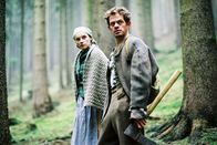 Hänsel und Gretel – Hänsels und Gretels Vater (Henning Peker) und Stiefmutter (Claudia Geisler) blicken in die Richtung des Waldes, in der sie die Kinder ausgesetzt haben.