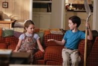 Young Sheldon – Mit seinem neugewonnenen Wissen darüber, wie man lügt, will Sheldon (Iain Armitage, r.) sogar seine Schwester Missy (Raegan Revord, l.) hinters Licht führen ...