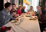 Alle unter einer Tanne – Noch herrscht Frieden an der Kaffeetafel von Elli (Gaby Dohm, 4. v. re.), Robert (Michael Gwisdek) Tobias (Bernhard Piesk, li.), Micha (Claes Kasper Bang, 2. v. li.), Chrissi (Johanna Gastdorf, 3. v. li.), Susanna (Susanna Simon, 3. v. re.), Heiner (Tom Keune, 2. v. re.) und Leonie (Anna Julia Kapfelsberger, re.)