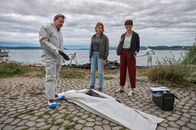 Mordufer – Gerichtsmediziner Gregor Eisen (Ronald Kukulies, l.) gibt den Kriminalkommissarinnen Doro Beitinger (Franziska Weisz, M.) und Chiara Locatelli (Maria Wördemann, r.) am Tatort am Ufer des Bodensees erste Informationen zum brisanten Todesfall.