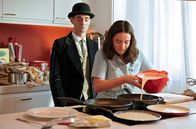 Pan Tau – Mia (Hope Lloyd) und Pan Tau (Matt Edwards) machen Pfannkuchen.