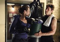 Castle – Beim Training mit der attraktiven Kate (Stana Katic, l.) steckt Det. Tom Demming (Michael Trucco, r.) gern ein paar Schläge ein ...