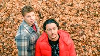 Rote Rosen – Marvin (Maurice Pawlewski) und Elyas (Mehmet Daloglu) versuchen, Elyas´ Schwester davon abzuhalten, auf einen Hochsitz zu klettern.