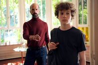 Hotel Heidelberg – ARD Degeto HOTEL HEIDELBERG - KINDER, KINDER! Uhr im ERSTEN. Mehr als ein Patient: Ingolf (Christoph Maria Herbst) kümmert sich um den 14-jährigen Waisenjungen Ole (Nico Kleemann).