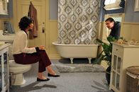 How I Met Your Mother – Thanksgiving wollen die Freunde gemeinsam in Long Island verbringen. Lily, Robin (Cobie Smulders, l.) und Marshall (Jason Segel, r.) fahren schon einmal vor, um alles vorzubereiten. Robin geht jedoch direkt in das Badezimmer und beschließt, dieses nicht mehr zu verlassen, bis Marshall und Lily entscheiden, in Manhattan zu bleiben ...
