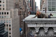 Ein riskanter Plan – Joey Cassidy (Jamie Bell) beobachtet mit Lydia Anderson (Elizabeth Banks) das Geschehen