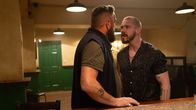 Kin – Bren Kinsella (Francis Magee, l. ) und Eric 'Viking' Kinsella (Sam Keeley, r.)