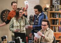 The Big Bang Theory – Noch ahnen Sheldon (Jim Parsons, l.), Amy (Mayim Bialik, 2.v.l.), Raj (Kunal Nayyar, 2.v.r.) und Leonard (Johnny Galecki, r.) nicht, dass schon bald eine böse Überraschung auf sie wartet ...