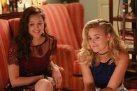 The Goldbergs – Erica Goldberg (Hayley Orrantia, l.); Lainey Lewis (AJ Michalka, r.)