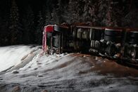 Ice Road Rescue - Extremrettung in Norwegen – Der Lastwagen und der Anhänger sind zertrümmert worden und liegen nun auf der Seite. (National Geographic für Disney)