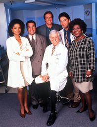 Diagnose: Mord – (v.l.n.r.) Dr. Amanda Bentley (Victoria Rowell); Norman Briggs (Michael Tucci); Steve Sloan (Barry Van Dyke); Dr. Mark Sloan (Dick Van Dyke); Dr. Jack Stewart (Scott Baio); Delores Mitchell (Delores Hall)
