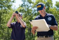 Mayday - Alarm im Cockpit – REENACTMENT - NTSB Investigator Joe Sedor (played by Jason Faulkner) reviews his notes, while a NTSB Crash Investigator takes photographs to help determine what caused Comair Flight 5191 to crash. (Cineflix 2020/Darren Goldstein)