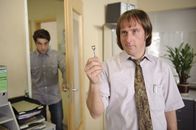 Stromberg – Nach wie vor setzt Ulf (Oliver Wnuk, l.) Ernie (Bjarne Mädel, r.) ordentlich zu. Doch dann braucht der neue stellvertretende Leiter der Schadensregulierung dringend Hilfe von Ernie ...