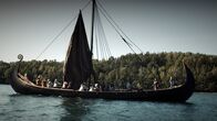 Das Reich der Wikinger - Ivars Dynastie – Die Schiffsbaukunst der Skandinavier ist im 8. und 9. Jahrhundert weit fortgeschritten. Aus einfachen Materialien wie Holz und Wolle fertigen sie schlanke und wendige Langschiffe.