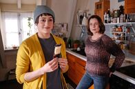 Zurück aufs Eis – Maren (Inka Friedrich, re.) und ihre Tochter Amelie (Anouk Elias, li.) erzählen sich alles.