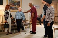Call Me Kat – (v.l.n.r.) Sheila (Swoosie Kurtz); Phil (Leslie Jordan); Nelson (Richard Whiten); Carter (Julian Gant); Max (Cheyenne Jackson)