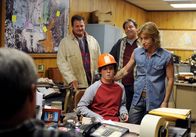 The Middle – Als Axl (Charlie McDermott, M.) beim Schule schwänzen erwischt wird, spannt Mike seinen Sohn im Steinbruch ein, um ihm eine Lektion zu erteilen. Doch Axl ist der Arbeit seines Vaters gar nicht so abgeneigt ...