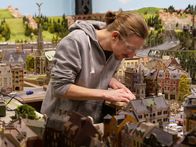 Die Modellbauer - Das Miniatur Wunderland – Arne go looking for errors in the "Miniatur Wunderland".