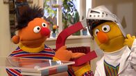 Sesamstraße – Ernie (l.) und Bert (r.) experimentieren mit Magneten.