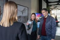 Der Staatsanwalt – Hauptkommissarin Kerstin Klar (Fiona Coors, 2.v.r.) und Oberkommissar Max Fischer (Max Hemmersdorfer, r.) sprechen mit Susanne Gottwald (Merle Wasmuth, 2.v.l.) und deren Mann Julian (Atef Vogel, l.).