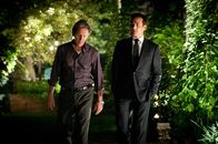 Suits – Sein früherer Mentor wird zur Bedrohung: Harvey (Gabriel Macht, r.) begegnet überraschend Cameron Dennis (Gary Cole, l.), der sich wegen mutmaßlicher Beweismanipulation vor Gericht verantworten muss. Die Vergangenheit droht Harvey nun einzuholen.