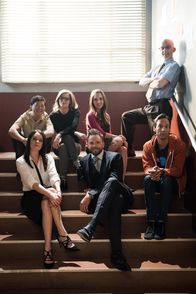 Community – Für sie geht ihr sechstes Jahr am Greendale Community College zu Ende: Frankie (Paget Brewster, unten l.), Jeff (Joel McHale, unten M.), Abed (Danny Pudi, unten r.), Chang (Ken Jeong, oben l.), Britta (Gillian Jacobs, oben 2.v.l.), Annie (Alison Brie, oben 2.v.r.) und Dean Pelton (Jim Rash, r.) ...