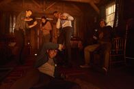 Escape Room – (v.l.n.r.) Amanda Harper (Deborah Ann Woll); Zoey Davis (Taylor Russell); Danny Khan (Nik Dodani); Jason Walker (Jay Ellis); Ben Miller (Logan Miller)