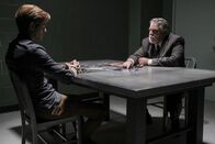 MacGyver – Im Verhör möchte Detective Greer (Bruce McGill, r.) seinen Verdacht, MacGyver (Lucas Till, l.) sei aufgrund seiner Vergangenheit gepaart mit seiner Militärausbildung aggressiv und gefährlich, bestätigt sehen ...