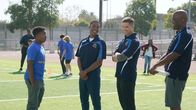 The Rookie – Officer Bradford (Eric Winter, 2. v. r.) und sein Rookie Jackson West (Titus Making Jr, 2. v. l.) sollen als freiwillige Football Trainer im Rahmen eines Community Policing Projektes aushelfen.