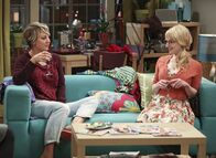 The Big Bang Theory – Hört Penny (Kaley Cuoco, l.) auf den Rat ihrer Freundin Bernadette (Melissa Rauch, r.) und geht nicht zu dem Vorsprechen?