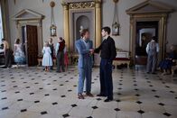 Father Brown – Oliver Dewitt (Seb Carrington) und Alexander Walgrave (Jarrad Ellis Thomas) schließen eine Wette ab.