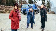 Der Alte – Caspar Bergmann (Thomas Heinze, r.) und Annabell Lorenz (Stephanie Stumph, M.) ahnen, dass Andrea Sailers (Katharina Müller-Elmau, l.) Beziehung weiter reichen, als sie zugibt.