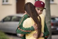 In aller Freundschaft – Emilia Ulrich (Marlina Mitterhofer) hat ihren Ex-Freund Kurt Hesse (Tom Gronau) angerufen, der ihr jetzt zur Seite steht. Die beiden haben sich vor einiger Zeit getrennt, weil Emilia Kinder haben wollte und Kurt nicht. Doch die beiden verbinden immer noch sehr tiefe Gefühle.