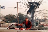Last Action Hero – Leinwand-Cop Jack Slater (Arnold Schwarzenegger) lässt es in seinem neusten Film wieder krachen: Gerade hat er ein paar Angreifer unsanft entsorgt.