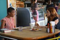 You're the Worst – Nachdem Gretchen (Aya Cash, r.) die Nachricht über den Tod von Jimmys Vater in der Post gefunden hat, sucht sie Rat bei Justina (Samira Wiley, l.). Sie weiß nämlich nicht, wie sie mit der Information umgehen und wie sie Jimmy die erschreckende Nachricht übermitteln soll ...