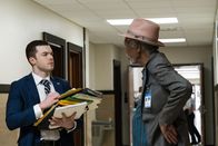 Paradise Highway - Straße der Angst – Der altgediente Cop Gerick (Morgan Freeman, r.) amüsiert sich über FBI-Rookie Sterling (Cameron Monaghan, l.), der sich zunächst etwas ungeschickt anstellt.