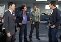 Criminal Minds – In San Diego wurden in kürzester Zeit drei Studentinnen brutal ermordet. Das BAU-Team um Hotch (Thomas Gibson, l.), Rossi (Joe Mantegna, 2.v.l.) und Morgan (Shemar Moore, r.) reisen dort hin, um Officer Austin Kent (Dallas Clark, r.) und seine Kollegen zu unterstützen ...