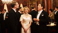 Mein fabelhaftes Verbrechen – Madeleine Verdier (Nadia Tereszkiewicz, m.), Fernand Palmarède (Dany Boon, vorne, r.)