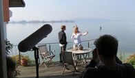 Krause kommt! – Pierre M. Krause und Gaby Hauptmann bei den Dreharbeiten auf der Terrasse in ihrem Haus am Bodenseeufer.