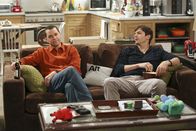 Two and a Half Men – Werden Walden (Ashton Kutcher, r.) und Alan (Jon Cryer, l.) wirklich getrennte Wegen gehen?; Werden Walden (Ashton Kutcher, r.) und Alan (Jon Cryer, l.) wirklich getrennte Wegen gehen?