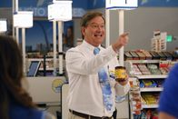 Superstore – Glenn (Mark McKinney) sucht einen Freiwilligen, der eine Kostproben von Salsa Soßen verteilt und hat dabei schon jemanden ins Auge gefasst ...