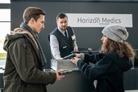 SOKO Leipzig – Erste Ermittlungen führen zum ehemaligen Arbeitgeber der Toten: Horizon Medics. Kim Nowak (Amy Mußul, r.) und Moritz Brenner (Johannes Hendrik Langer, l.) sind über die Sicherheitsvorkehrungen des Unternehmens überrascht. Der Security-Mann Renè Makowski (Lorris André Blaszejewski, M.) bittet die beiden ihre Dienstwaffen abzugeben.