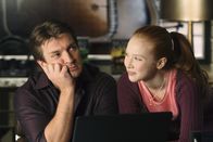 Castle – Richard Castle (Nathan Fillion, l.) muss wohl doch endlich lernen, dass er seiner Tochter Alexis (Molly C. Quinn, r.) nichts vormachen