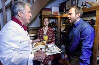 Sturm der Liebe – Nachdem André (Joachim Lätsch, l.) seine Intrige vor Melli (Bojana Golenac, M.) und Wanja (Eugen Knecht, r.) aufgeklärt hat, kommt es zu einem heftigen Streit.