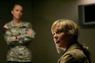 Navy CIS – Lieutnant Hollis Mann (Susanna Thompson, l.) hofft, von Jill Reynolds (Lilli Birdsell, r.) Hinweise zum Mord des Captain zu bekommen ...